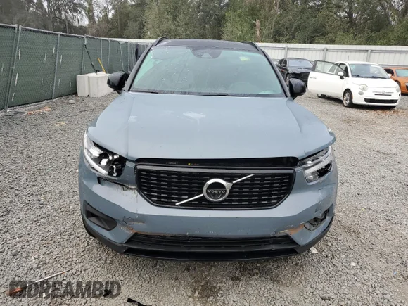 ✅ 2021 Volvo XC40 R-Design • VIN: YV4162UM6M2440467 • Lot: 85880044. Wystawiony na Copart z przebiegiem 75 038 mil. Bezpłatny archiwum sprzedaży aukcyjnych z USA i szczegółowy raport historii pojazdu na DreamBid. Zdjęcie 5.