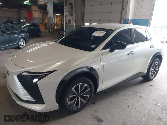 ✅ 2024 Lexus RZ 450e Premium • VIN: JTJAAAAB8RA023733 • Лот: 42319612. Опубликован ранее на IAAI с пробегом 13 907 миль. Бесплатный доступ к архиву аукционных продаж из США и подробный отчёт об истории автомобиля на DreamBid. Изображение 2.