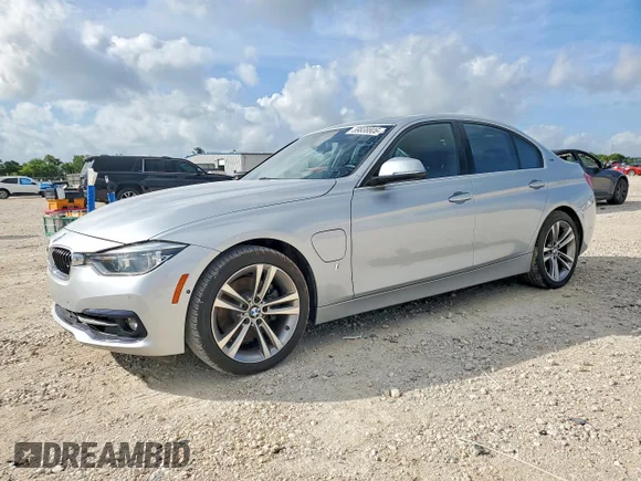 ✅ 2017 BMW 3 Series 330e • VIN: WBA8E1C3XHA158560 • Lot: 59838806. Wystawiony na Copart z przebiegiem 94 843 mil. Bezpłatny archiwum sprzedaży aukcyjnych z USA i szczegółowy raport historii pojazdu na DreamBid. Zdjęcie 1.