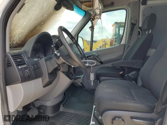 ✅ 2015 Mercedes-Benz Sprinter Cargo • VIN: WD3PF1CC0FP167428 • Lot: 58585635. Wystawiony na Copart z przebiegiem Nie podano. Bezpłatny archiwum sprzedaży aukcyjnych z USA i szczegółowy raport historii pojazdu na DreamBid. Zdjęcie 7.
