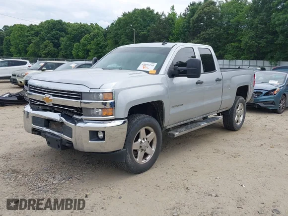 ✅ 2015 Chevrolet Silverado 2500HD LT • VIN: 1GC2CVE83FZ105695 • Лот: 45092218. Опубліковано раніше на IAAI з пробігом 215 092 миль. Безкоштовний доступ до архіву аукціонних продажів зі США та докладний звіт про історію автомобіля на DreamBid. Зображення 2.