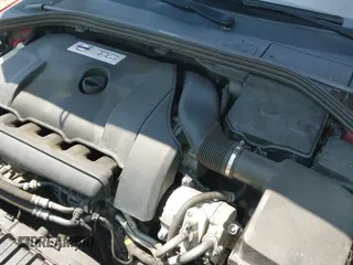 ✅ 2015 Volvo V60 • VIN: YV1902SP7F1221377 • Lot: 42347523. Wystawiony na IAAI z przebiegiem 156 787 mil. Bezpłatny archiwum sprzedaży aukcyjnych z USA i szczegółowy raport historii pojazdu na DreamBid. Zdjęcie 19.