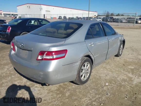 ✅ 2010 Toyota Camry LE • VIN: 4T1BF3EK3AU545375 • Lot: 43951098. Wystawiony na IAAI z przebiegiem 201 269 mil. Bezpłatny archiwum sprzedaży aukcyjnych z USA i szczegółowy raport historii pojazdu na DreamBid. Zdjęcie 4.