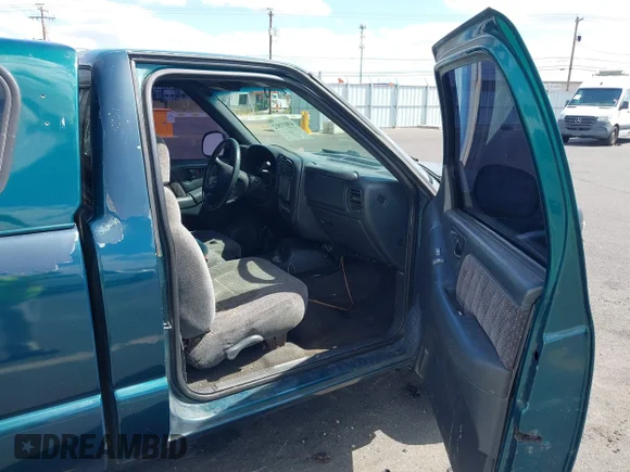 ✅ 1998 Chevrolet S-10 • VIN: 1GCCT14W1WK182698 • Lot: 43011512. Wystawiony na IAAI z przebiegiem 222 450 mil. Bezpłatny archiwum sprzedaży aukcyjnych z USA i szczegółowy raport historii pojazdu na DreamBid. Zdjęcie 5.