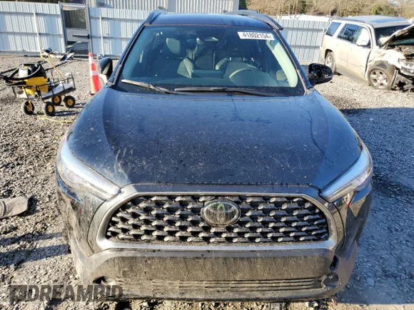 ✅ 2023 Toyota Corolla Cross XLE • VIN: 7MUEAABG0PV045553 • Lot: 41802154. Wystawiony na Copart z przebiegiem 15 878 mil. Bezpłatny archiwum sprzedaży aukcyjnych z USA i szczegółowy raport historii pojazdu na DreamBid. Zdjęcie 5.