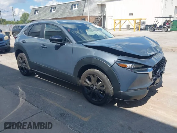 ✅ 2023 Mazda CX-30 S Carbon Edition • VIN: 3MVDMBCMXPM500611 • Лот: 43127572. Опубліковано раніше на IAAI з пробігом 30 926 миль. Безкоштовний доступ до архіву аукціонних продажів зі США та докладний звіт про історію автомобіля на DreamBid. Зображення 1.