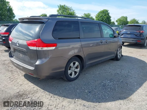 ✅ 2013 Toyota Sienna LE • VIN: 5TDKK3DC1DS303610 • Lot: 45105858. Wystawiony na IAAI z przebiegiem 240 941 mil. Bezpłatny archiwum sprzedaży aukcyjnych z USA i szczegółowy raport historii pojazdu na DreamBid. Zdjęcie 4.