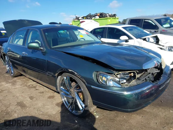 ✅ 2001 Lincoln Town Car Executive • VIN: 1LNHM81W21Y703963 • Lot: 41732367. Wystawiony na IAAI z przebiegiem 79 835 mil. Bezpłatny archiwum sprzedaży aukcyjnych z USA i szczegółowy raport historii pojazdu na DreamBid. Zdjęcie 1.