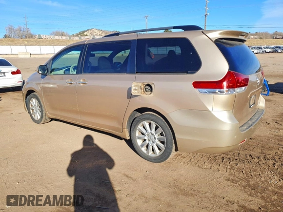 ✅ 2013 Toyota Sienna XLE • VIN: 5TDDK3DC9DS052571 • Lot: 74644105. Wystawiony na Copart z przebiegiem 180 689 mil. Bezpłatny archiwum sprzedaży aukcyjnych z USA i szczegółowy raport historii pojazdu na DreamBid. Zdjęcie 2.