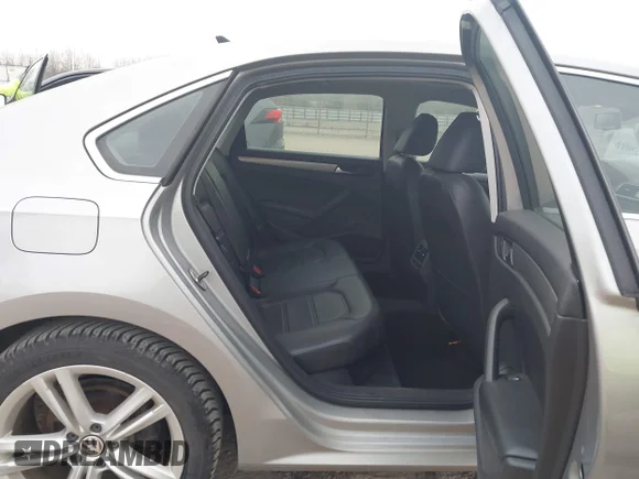 ✅ 2014 Volkswagen Passat SE • VIN: 1VWBN7A33EC110443 • Lot: 44095247. Wystawiony na IAAI z przebiegiem 229 669 mil. Bezpłatny archiwum sprzedaży aukcyjnych z USA i szczegółowy raport historii pojazdu na DreamBid. Zdjęcie 8.