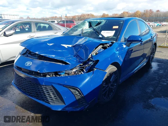 ✅ 2025 Toyota Camry SE • VIN: 4T1DAACKXSU080187 • Lot: 43708843. Wystawiony na IAAI z przebiegiem 15 196 mil. Bezpłatny archiwum sprzedaży aukcyjnych z USA i szczegółowy raport historii pojazdu na DreamBid. Zdjęcie 2.