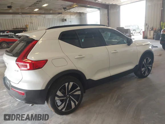 ✅ 2024 Volvo XC40 Plus Dark Theme • VIN: YV4L12UL9R2233173 • Lot: 45377120. Wystawiony na IAAI z przebiegiem 19 317 mil. Bezpłatny archiwum sprzedaży aukcyjnych z USA i szczegółowy raport historii pojazdu na DreamBid. Zdjęcie 4.