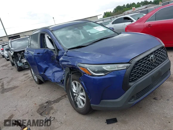 ✅ 2022 Toyota Corolla Cross LE • VIN: 7MUCAAAG9NV018437 • Лот: 44717665. Опубликован ранее на IAAI с пробегом 45 421 миль. Бесплатный доступ к архиву аукционных продаж из США и подробный отчёт об истории автомобиля на DreamBid. Изображение 1.