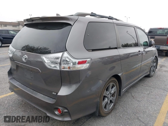 ✅ 2018 Toyota Sienna SE • VIN: 5TDXZ3DC0JS913253 • Lot: 44745487. Wystawiony na IAAI z przebiegiem 77 758 mil. Bezpłatny archiwum sprzedaży aukcyjnych z USA i szczegółowy raport historii pojazdu na DreamBid. Zdjęcie 4.