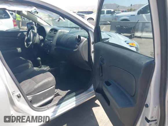 ✅ 2018 Nissan Versa SV • VIN: 3N1CN7APXJL835808 • Lot: 45299924. Wystawiony na IAAI z przebiegiem Nie podano. Bezpłatny archiwum sprzedaży aukcyjnych z USA i szczegółowy raport historii pojazdu na DreamBid. Zdjęcie 5.