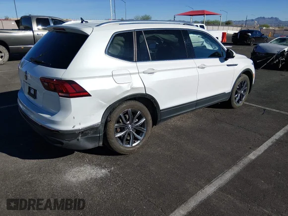 ✅ 2023 Volkswagen Tiguan SE • VIN: 3VVNB7AX8PM035625 • Lot: 44644160. Wystawiony na IAAI z przebiegiem 26 195 mil. Bezpłatny archiwum sprzedaży aukcyjnych z USA i szczegółowy raport historii pojazdu na DreamBid. Zdjęcie 4.