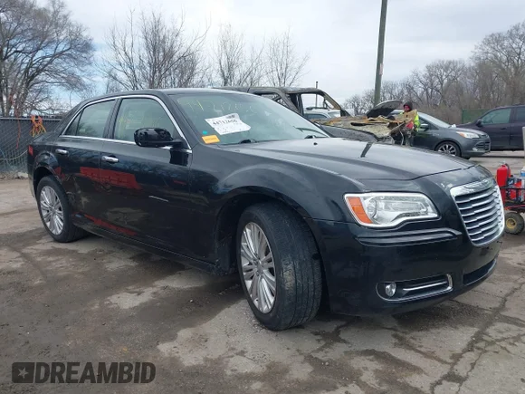 ✅ 2013 Chrysler 300 • VIN: 2C3CCARG9DH528166 • Lot: 44712656. Wystawiony na IAAI z przebiegiem 107 323 mil. Bezpłatny archiwum sprzedaży aukcyjnych z USA i szczegółowy raport historii pojazdu na DreamBid. Zdjęcie 1.