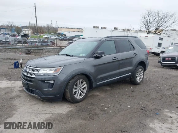 ✅ 2018 Ford Explorer XLT • VIN: 1FM5K8D87JGB02981 • Lot: 44770695. Wystawiony na IAAI z przebiegiem 122 609 mil. Bezpłatny archiwum sprzedaży aukcyjnych z USA i szczegółowy raport historii pojazdu na DreamBid. Zdjęcie 2.