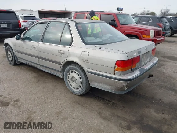 ✅ 1993 Honda Accord • VIN: 1HGCB7676PA090457 • Lot: 44282706. Wystawiony na IAAI z przebiegiem 224 766 mil. Bezpłatny archiwum sprzedaży aukcyjnych z USA i szczegółowy raport historii pojazdu na DreamBid. Zdjęcie 3.
