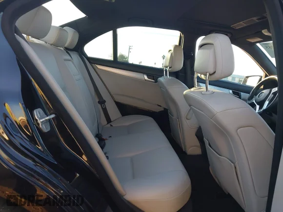 ✅ 2014 Mercedes-Benz C 250 Sport • VIN: WDDGF4HB7EA946274 • Lot: 43928785. Wystawiony na IAAI z przebiegiem 213 127 mil. Bezpłatny archiwum sprzedaży aukcyjnych z USA i szczegółowy raport historii pojazdu na DreamBid. Zdjęcie 8.