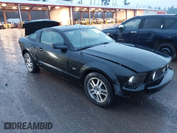 ✅ 2005 Ford Mustang GT Deluxe • VIN: 1ZVFT82H355101074 • Lot: 44063580. Wystawiony na IAAI z przebiegiem 143 999 mil. Bezpłatny archiwum sprzedaży aukcyjnych z USA i szczegółowy raport historii pojazdu na DreamBid. Zdjęcie 1.