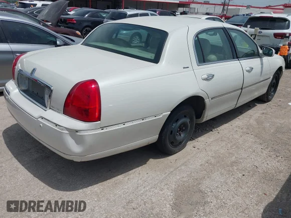 ✅ 2004 Lincoln Town Car Ultimate • VIN: 1LNHM83W04Y602034 • Lot: 42262561. Wystawiony na IAAI z przebiegiem Nie podano. Bezpłatny archiwum sprzedaży aukcyjnych z USA i szczegółowy raport historii pojazdu na DreamBid. Zdjęcie 4.
