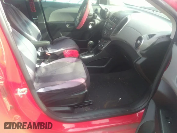 ✅ 2013 Chevrolet Sonic LT • VIN: 1G1JC6SH4D4205877 • Lot: 41461380. Wystawiony na IAAI z przebiegiem 113 780 mil. Bezpłatny archiwum sprzedaży aukcyjnych z USA i szczegółowy raport historii pojazdu na DreamBid. Zdjęcie 4.