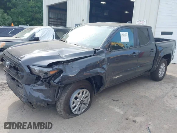 ✅ 2025 Toyota Tacoma SR • VIN: 3TMLB5JN3SM122477 • Lot: 42395122. Wystawiony na IAAI z przebiegiem 9 467 mil. Bezpłatny archiwum sprzedaży aukcyjnych z USA i szczegółowy raport historii pojazdu na DreamBid. Zdjęcie 2.