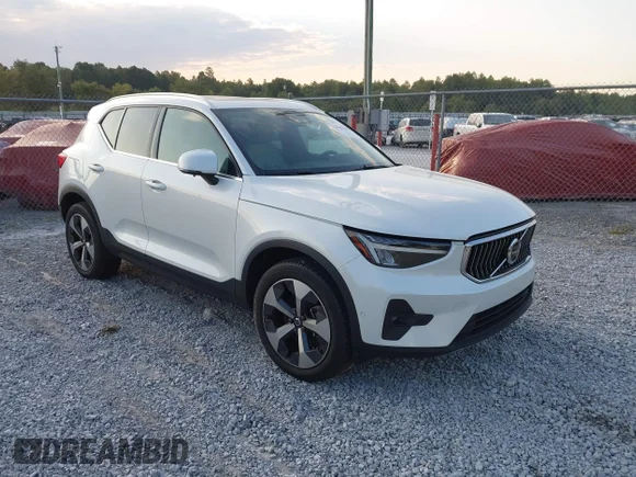 ✅ 2023 Volvo XC40 Plus Bright Theme • VIN: YV4L12UN7P2948709 • Lot: 43163391. Wystawiony na IAAI z przebiegiem 18 139 mil. Bezpłatny archiwum sprzedaży aukcyjnych z USA i szczegółowy raport historii pojazdu na DreamBid. Zdjęcie 1.