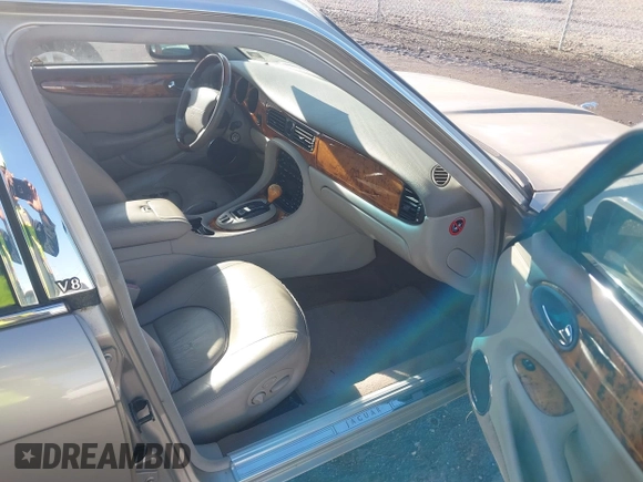 ✅ 2002 Jaguar XJ Vanden Plas • VIN: SAJDA24C22LF41748 • Lot: 44798901. Wystawiony na IAAI z przebiegiem 64 823 mil. Bezpłatny archiwum sprzedaży aukcyjnych z USA i szczegółowy raport historii pojazdu na DreamBid. Zdjęcie 5.