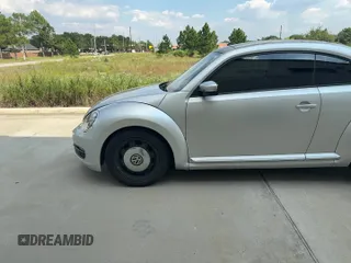 ✅ 2013 Volkswagen Beetle 2.5L • VIN: 3VWJX7AT3DM663774 • Lot: 85182775. Listed on Copart with 100,016 mi. Free auction sales archive from the USA and detailed vehicle history report at DreamBid. Image 11.