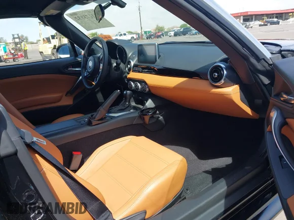 ✅ 2019 FIAT 124 Spider Lusso • VIN: JC1NFAEK6K0143183 • Lot: 42173832. Wystawiony na IAAI z przebiegiem 3 574 mil. Bezpłatny archiwum sprzedaży aukcyjnych z USA i szczegółowy raport historii pojazdu na DreamBid. Zdjęcie 5.