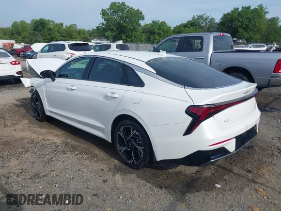 ✅ 2025 Kia K5 GT-Line • VIN: KNAG64J77S5352186 • Lot: 45255042. Wystawiony na IAAI z przebiegiem 5 329 mil. Bezpłatny archiwum sprzedaży aukcyjnych z USA i szczegółowy raport historii pojazdu na DreamBid. Zdjęcie 3.