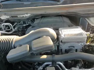 ✅ 2022 Jeep Wagoneer Series III • VIN: 1C4SJVDT4NS110830 • Lot: 91643285. Wystawiony na Copart z przebiegiem 46 582 mil. Bezpłatny archiwum sprzedaży aukcyjnych z USA i szczegółowy raport historii pojazdu na DreamBid. Zdjęcie 17.