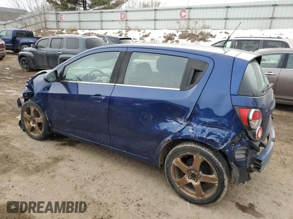 ✅ 2013 Chevrolet Sonic LT • VIN: 1G1JC6SB2D4158666 • Lot: 88226915. Wystawiony na Copart z przebiegiem 62 213 mil. Bezpłatny archiwum sprzedaży aukcyjnych z USA i szczegółowy raport historii pojazdu na DreamBid. Zdjęcie 2.