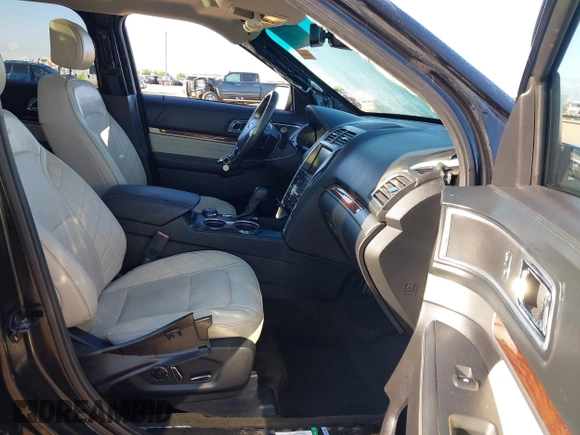 ✅ 2016 Ford Explorer Platinum • VIN: 1FM5K8HT9GGB61618 • Lot: 45096561. Wystawiony na IAAI z przebiegiem 110 505 mil. Bezpłatny archiwum sprzedaży aukcyjnych z USA i szczegółowy raport historii pojazdu na DreamBid. Zdjęcie 5.
