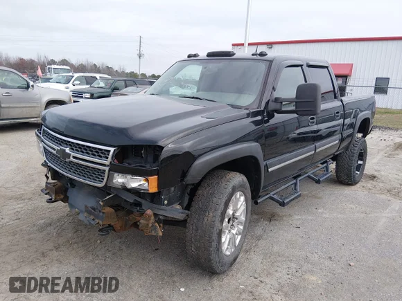 ✅ 2005 Chevrolet Silverado 2500HD LS • VIN: 1GCHK23G65F906451 • Lot: 44527010. Wystawiony na IAAI z przebiegiem Nie podano. Bezpłatny archiwum sprzedaży aukcyjnych z USA i szczegółowy raport historii pojazdu na DreamBid. Zdjęcie 2.