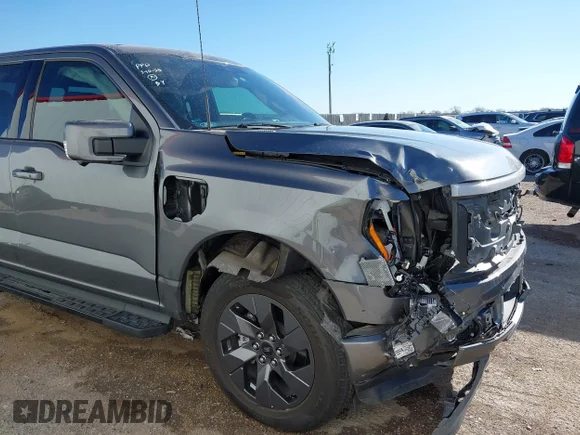 ✅ 2023 Ford F-150 Lightning Pro • VIN: 1FTVW1EL8PWG06781 • Lot: 41861926. Wystawiony na IAAI z przebiegiem 27 051 mil. Bezpłatny archiwum sprzedaży aukcyjnych z USA i szczegółowy raport historii pojazdu na DreamBid. Zdjęcie 6.