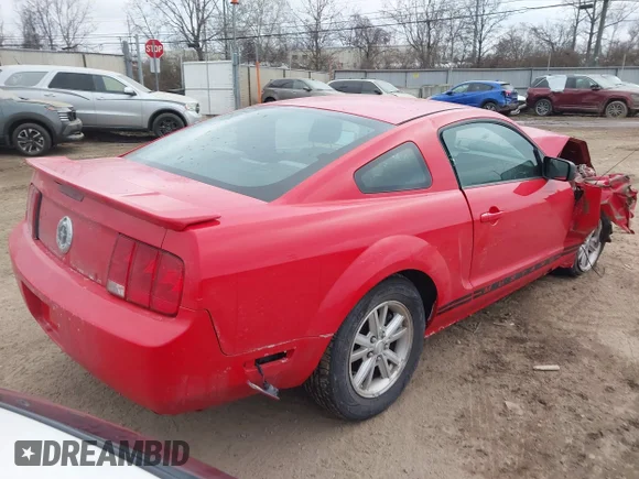 ✅ 2007 Ford Mustang Deluxe • VIN: 1ZVHT80N575357821 • Lot: 44220599. Wystawiony na IAAI z przebiegiem 94 843 mil. Bezpłatny archiwum sprzedaży aukcyjnych z USA i szczegółowy raport historii pojazdu na DreamBid. Zdjęcie 4.