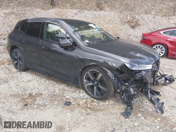 ✅ 2024 BMW iX xDrive50 • VIN: WB523CF08RCR01827 • Lot: 44768143. Wystawiony na IAAI z przebiegiem 33 379 mil. Bezpłatny archiwum sprzedaży aukcyjnych z USA i szczegółowy raport historii pojazdu na DreamBid. Zdjęcie 1.