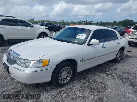 ✅ 2002 Lincoln Town Car Signature • VIN: 1LNHM82W72Y626314 • Lot: 45178848. Wystawiony na IAAI z przebiegiem 118 853 mil. Bezpłatny archiwum sprzedaży aukcyjnych z USA i szczegółowy raport historii pojazdu na DreamBid. Zdjęcie 2.