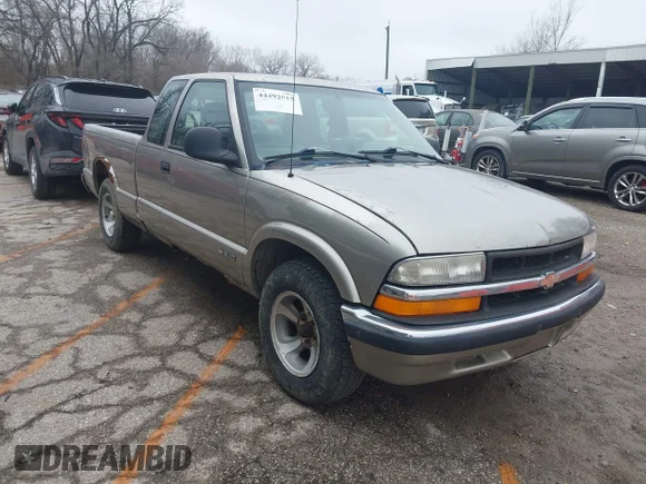 ✅ 1998 Chevrolet S-10 LS • VIN: 1GCCS1946W8164947 • Lot: 44492015. Listed on IAAI with 203,419 mi. Free auction sales archive from the USA and detailed vehicle history report at DreamBid. Image 1.