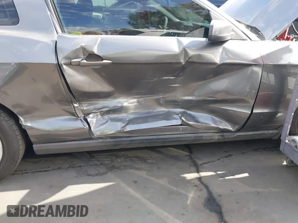 ✅ 2010 Ford Mustang V6 • VIN: 1ZVBP8AN2A5157768 • Lot: 44291406. Wystawiony na IAAI z przebiegiem 129 651 mil. Bezpłatny archiwum sprzedaży aukcyjnych z USA i szczegółowy raport historii pojazdu na DreamBid. Zdjęcie 6.