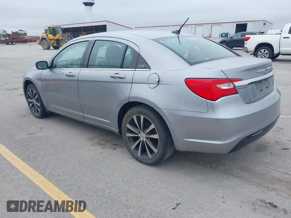 ✅ 2013 Chrysler 200 Touring • VIN: 1C3CCBBB2DN512788 • Lot: 45165076. Wystawiony na IAAI z przebiegiem 192 434 mil. Bezpłatny archiwum sprzedaży aukcyjnych z USA i szczegółowy raport historii pojazdu na DreamBid. Zdjęcie 3.