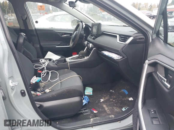 ✅ 2021 Toyota RAV4 XLE • VIN: 2T3P1RFV4MW208984 • Lot: 43537613. Wystawiony na IAAI z przebiegiem Nie podano. Bezpłatny archiwum sprzedaży aukcyjnych z USA i szczegółowy raport historii pojazdu na DreamBid. Zdjęcie 5.