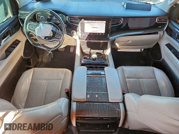 ✅ 2022 Jeep Wagoneer Series II • VIN: 1C4SJVBT8NS135913 • Lot: 97336125. Wystawiony na Copart z przebiegiem 85 141 mil. Bezpłatny archiwum sprzedaży aukcyjnych z USA i szczegółowy raport historii pojazdu na DreamBid. Zdjęcie 8.
