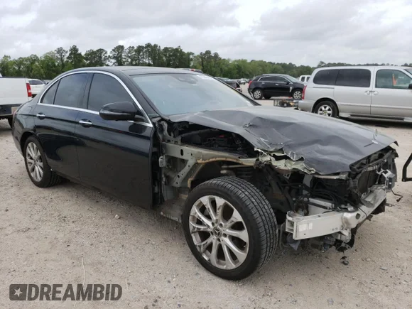 ✅ 2018 Mercedes-Benz E 300 • VIN: WDDZF4JB2JA306518 • Lot: 45340423. Wystawiony na Copart z przebiegiem 53 749 mil. Bezpłatny archiwum sprzedaży aukcyjnych z USA i szczegółowy raport historii pojazdu na DreamBid. Zdjęcie 4.