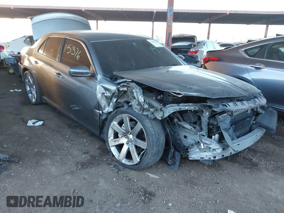 ✅ 2012 Chrysler 300 SRT-8 • VIN: 2C3CCAFJ8CH801385 • Lot: 43864992. Wystawiony na IAAI z przebiegiem 117 959 mil. Bezpłatny archiwum sprzedaży aukcyjnych z USA i szczegółowy raport historii pojazdu na DreamBid. Zdjęcie 1.