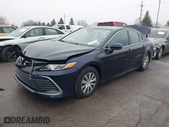 ✅ 2022 Toyota Camry Hybrid LE • VIN: 4T1C31AK2NU596752 • Lot: 44407470. Wystawiony na IAAI z przebiegiem 90 924 mil. Bezpłatny archiwum sprzedaży aukcyjnych z USA i szczegółowy raport historii pojazdu na DreamBid. Zdjęcie 2.