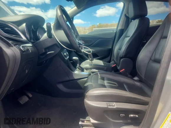 ✅ 2015 Buick Encore Premium • VIN: KL4CJHSB4FB241431 • Лот: 52063536. Опубліковано раніше на Copart з пробігом 59 849 миль. Безкоштовний доступ до архіву аукціонних продажів зі США та докладний звіт про історію автомобіля на DreamBid. Зображення 7.